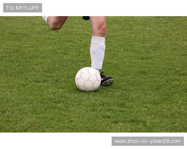 足球球星如何用脚颠球技巧展现个人天赋与训练成果 足球球星如何用脚颠球技巧展现个人天赋与训练成果